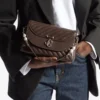 Curve Top Handle Chokladfärgad quiltad axelväska i bikerläder med pärldekorationer