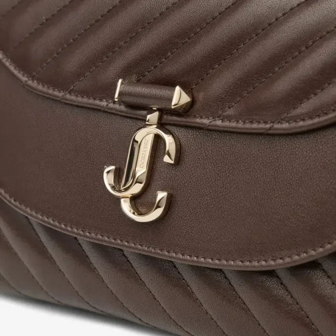 Curve Top Handle Chokladfärgad quiltad axelväska i bikerläder med pärldekorationer