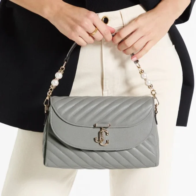 Curve Top Handle Dove Quilted Biker Leather Top Handle Bag med pärldetaljer Curve Top Handle Dove Quilted Biker Leather Top Handle Bag med pärldetaljer