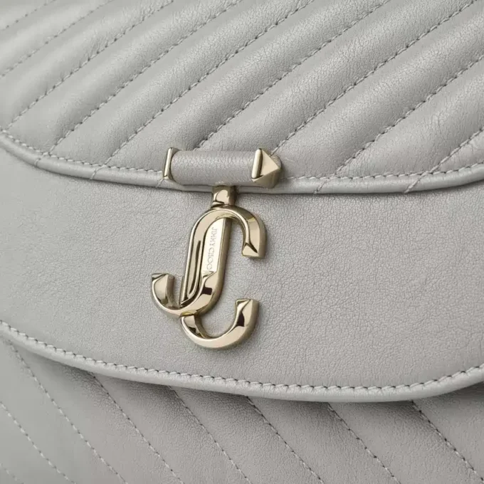 Curve Top Handle Dove Quilted Biker Leather Top Handle Bag med pärldetaljer Curve Top Handle Dove Quilted Biker Leather Top Handle Bag med pärldetaljer