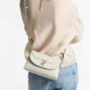 Curve Top Handle Latte Quiltad nappaläderväskan med handtag och pärldetaljer Curve Top Handle Latte Quiltad nappaläderväskan med handtag och pärldetaljer