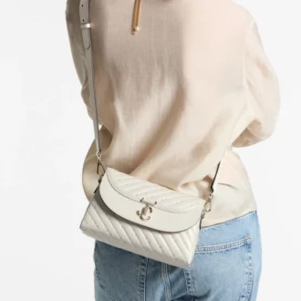 Curve Top Handle Latte Quiltad nappaläderväskan med handtag och pärldetaljer