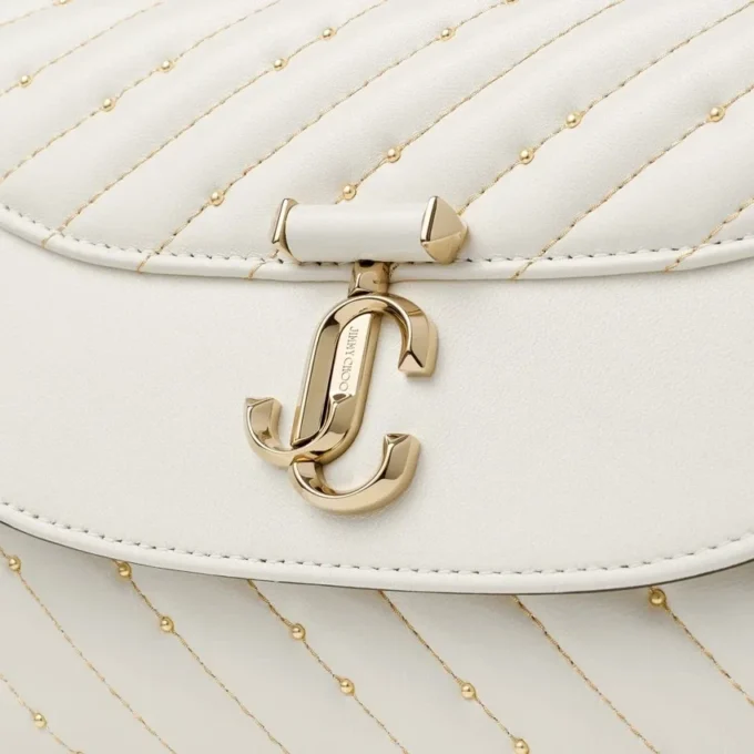 Curve Top Handle Latte Quiltad nappaläderväskan med handtag och pärldetaljer Curve Top Handle Latte Quiltad nappaläderväskan med handtag och pärldetaljer
