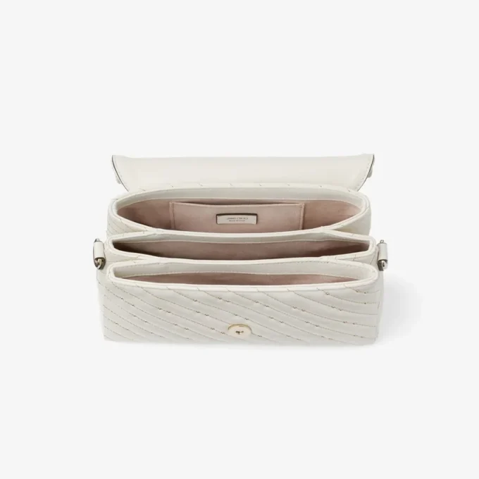 Curve Top Handle Latte Quiltad nappaläderväskan med handtag och pärldetaljer Curve Top Handle Latte Quiltad nappaläderväskan med handtag och pärldetaljer