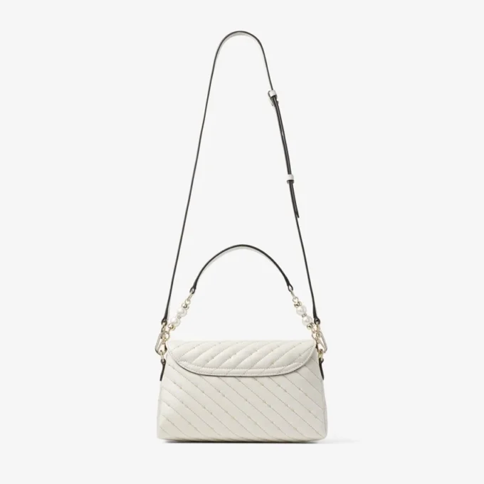 Curve Top Handle Latte Quiltad nappaläderväskan med handtag och pärldetaljer Curve Top Handle Latte Quiltad nappaläderväskan med handtag och pärldetaljer