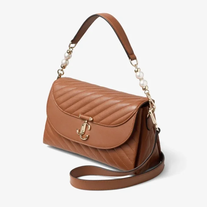 Curve Top Handle Tan Quilted Biker Leather Top Handle Bag med pärldetaljer Curve Top Handle Tan Quilted Biker Leather Top Handle Bag med pärldetaljer