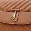 Curve Top Handle Tan Quilted Biker Leather Top Handle Bag med pärldetaljer Curve Top Handle Tan Quilted Biker Leather Top Handle Bag med pärldetaljer
