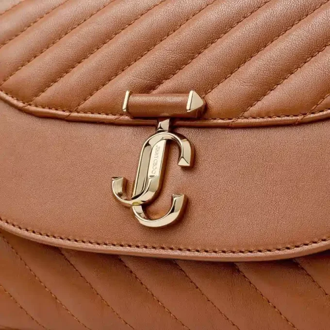Curve Top Handle Tan Quilted Biker Leather Top Handle Bag med pärldetaljer Curve Top Handle Tan Quilted Biker Leather Top Handle Bag med pärldetaljer