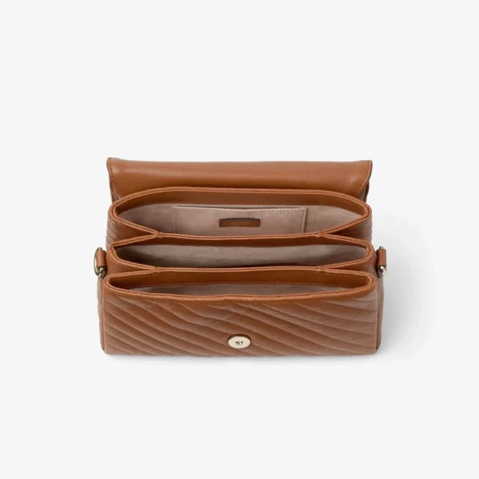 Curve Top Handle Tan Quilted Biker Leather Top Handle Bag med pärldetaljer Curve Top Handle Tan Quilted Biker Leather Top Handle Bag med pärldetaljer