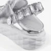 Diamond Sling silvermetalliska läderskor med kristallrem