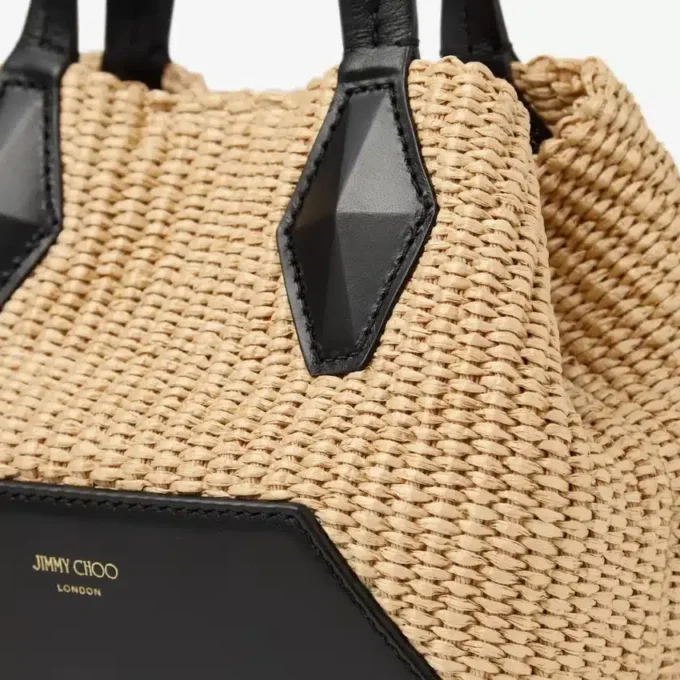 Diamond Tote Mini – väska i naturlig raffia Diamond Tote Mini – väska i naturlig raffia