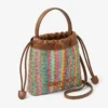 Dragsko-påse med handtag i flera färger och beige chevron-raffia med läderdetaljer Dragsko-påse med handtag i flera färger och beige chevron-raffia med läderdetaljer