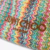 Dragsko-påse med handtag i flera färger och beige chevron-raffia med läderdetaljer Dragsko-påse med handtag i flera färger och beige chevron-raffia med läderdetaljer