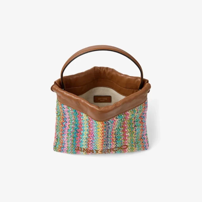 Dragsko-påse med handtag i flera färger och beige chevron-raffia med läderdetaljer Dragsko-påse med handtag i flera färger och beige chevron-raffia med läderdetaljer