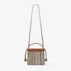 Dragsko-påse med handtag i flera färger och beige chevron-raffia med läderdetaljer Dragsko-påse med handtag i flera färger och beige chevron-raffia med läderdetaljer