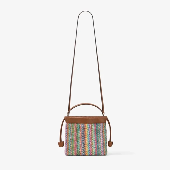 Dragsko-påse med handtag i flera färger och beige chevron-raffia med läderdetaljer Dragsko-påse med handtag i flera färger och beige chevron-raffia med läderdetaljer