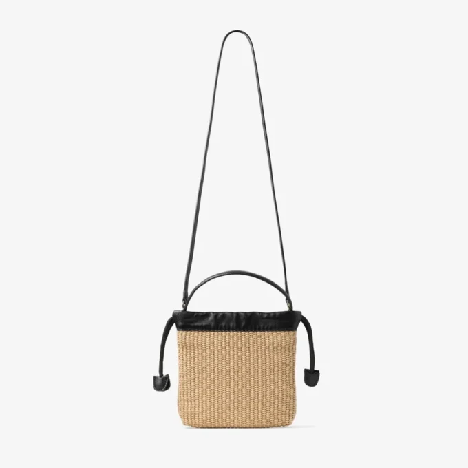 Dragsko-påse med handtag i naturfärgad och svart mjuk raffia med läderkant Dragsko-påse med handtag i naturfärgad och svart mjuk raffia med läderkant