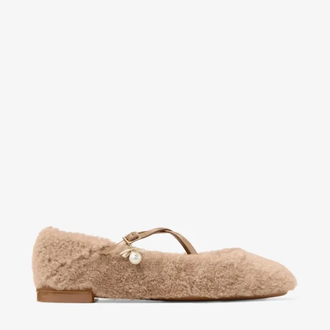 Eleri Ballerina Toffee-färgade ballerinapumps i shearling med pärlcharm