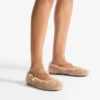 Eleri Ballerina Toffee-färgade ballerinapumps i shearling med pärlcharm