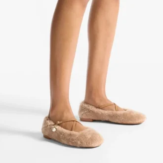Eleri Ballerina Toffee-färgade ballerinapumps i shearling med pärlcharm