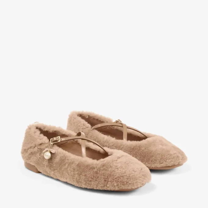 Eleri Ballerina Toffee-färgade ballerinapumps i shearling med pärlcharm