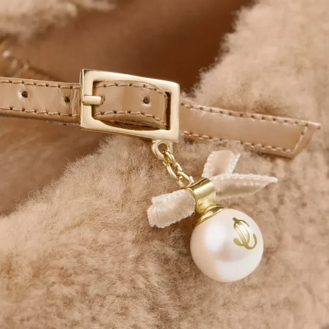 Eleri Ballerina Toffee-färgade ballerinapumps i shearling med pärlcharm
