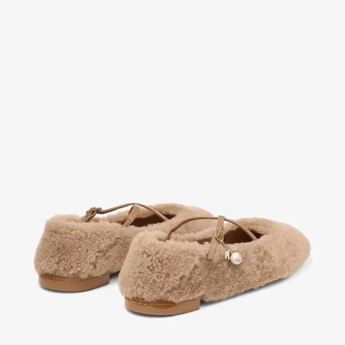 Eleri Ballerina Toffee-färgade ballerinapumps i shearling med pärlcharm