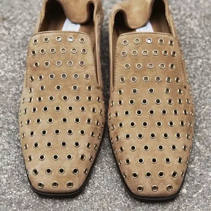 Eliot Slipper F Toffee-färgade mockaslippers med öljetter