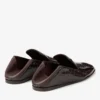 Eliot Slipper Herrtofflor i Sambuco-läder med krokodilprägling Eliot Slipper Herrtofflor i Sambuco-läder med krokodilprägling
