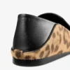Eliot-tofflor i naturligt ponyläder med leopardmönster