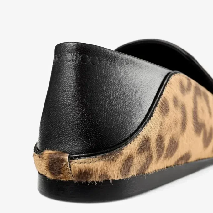 Eliot-tofflor i naturligt ponyläder med leopardmönster