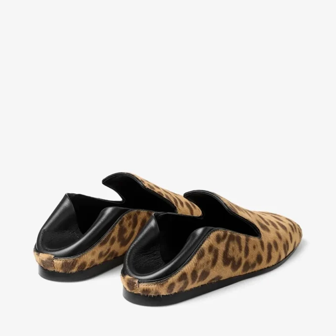 Eliot-tofflor i naturligt ponyläder med leopardmönster