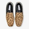 Eliot-tofflor i naturligt ponyläder med leopardmönster