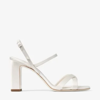 Elsy Block Heel 85 sandaler i elfenbensfärgad satin med kristallprydd spänne