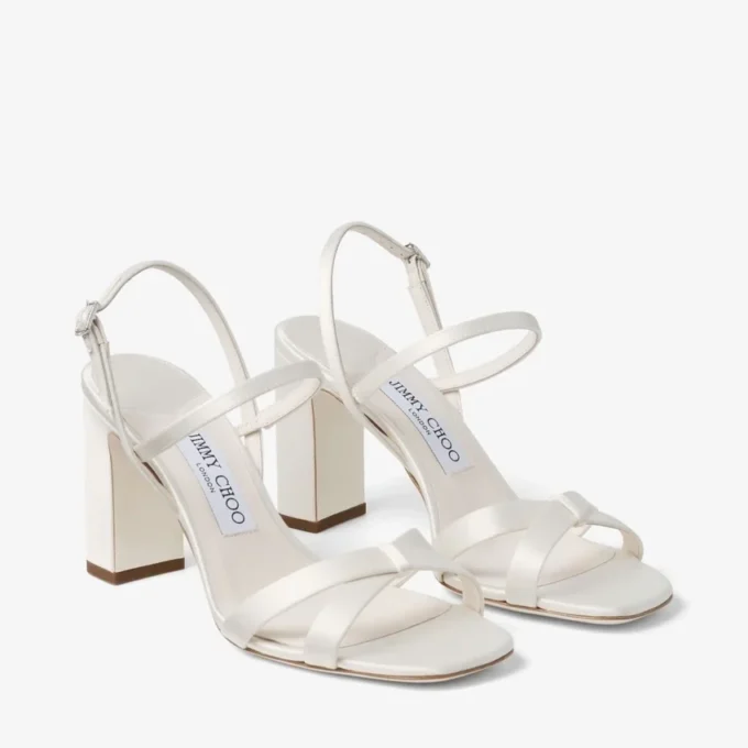 Elsy Block Heel 85 sandaler i elfenbensfärgad satin med kristallprydd spänne