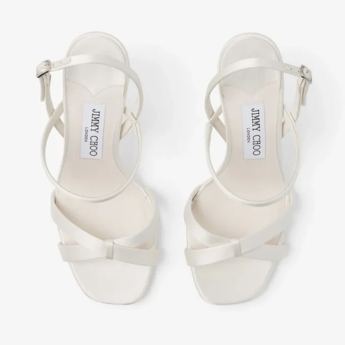 Elsy Block Heel 85 sandaler i elfenbensfärgad satin med kristallprydd spänne