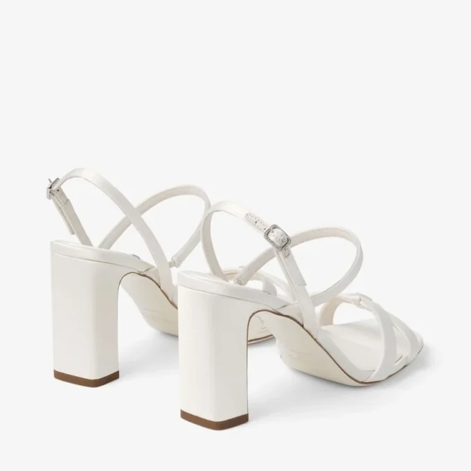 Elsy Block Heel 85 sandaler i elfenbensfärgad satin med kristallprydd spänne