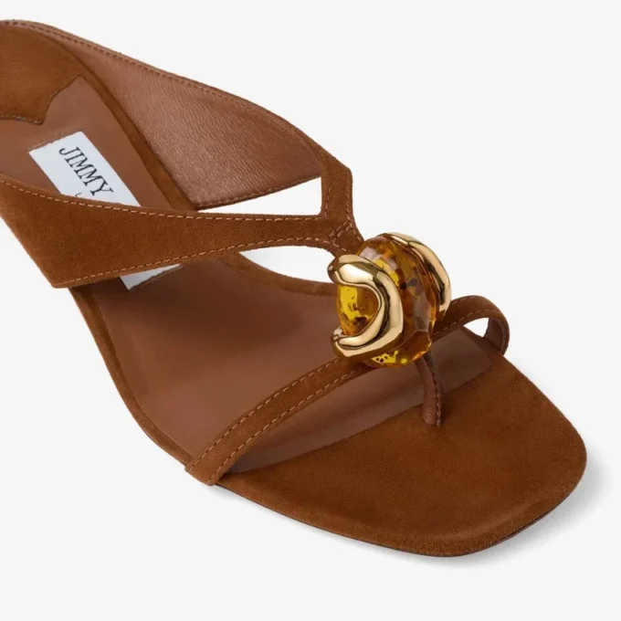Emeri Stone 35 sandaler i tanfärgat mocka med stendetaljer