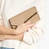 Emmie Chai-clutch i lackläder Emmie Chai-clutch i lackläder
