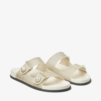 Fayence Sandal Champagne Sandaler i metalliskt lackläder med pärlor