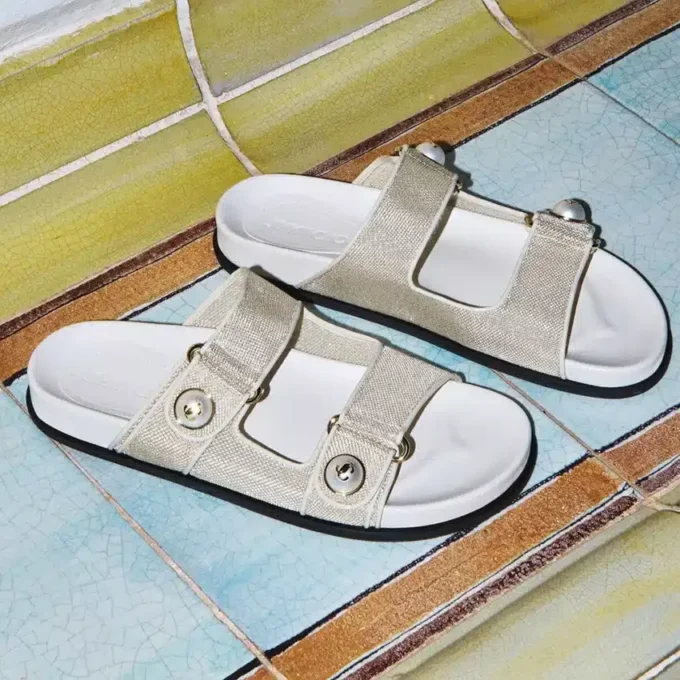 Fayence Sandal Champagne Sandaler i metalliskt lackläder med pärlor