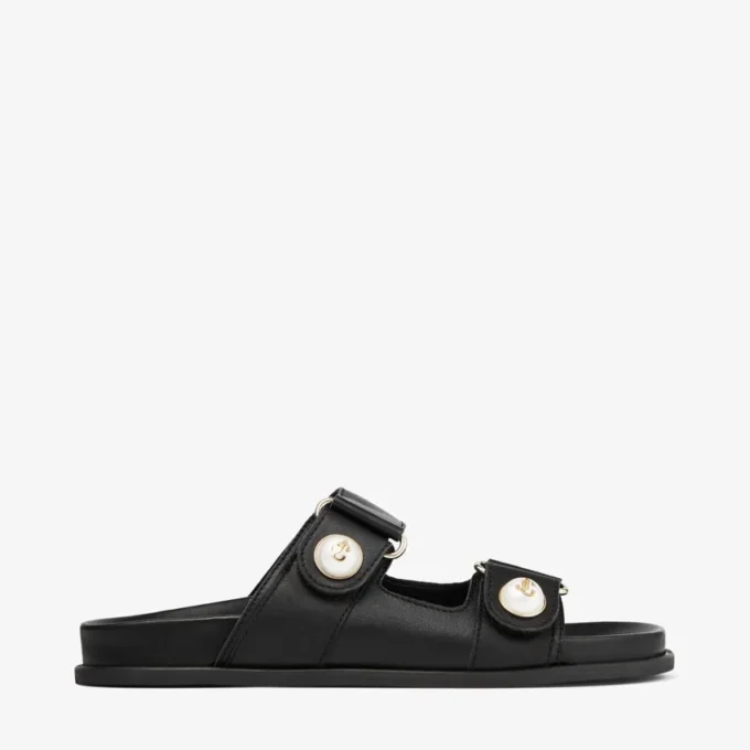 Fayence-sandal Svarta platta sandaler i läder med pärldekoration Fayence-sandal Svarta platta sandaler i läder med pärldekoration