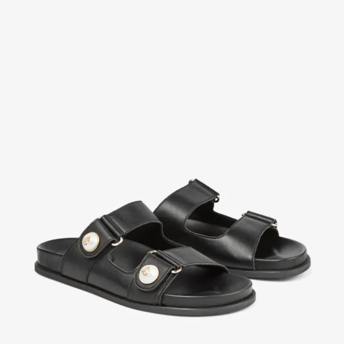 Fayence-sandal Svarta platta sandaler i läder med pärldekoration Fayence-sandal Svarta platta sandaler i läder med pärldekoration