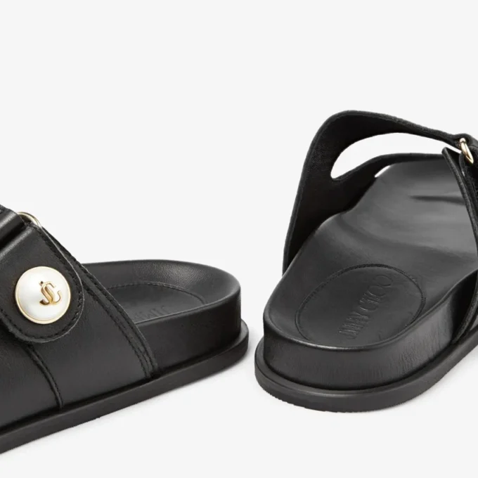 Fayence-sandal Svarta platta sandaler i läder med pärldekoration Fayence-sandal Svarta platta sandaler i läder med pärldekoration