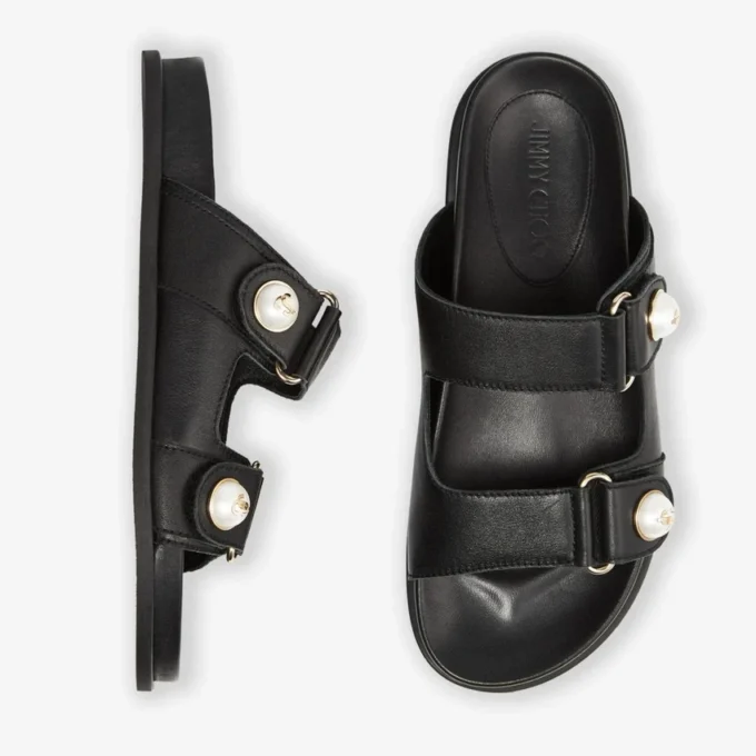 Fayence-sandal Svarta platta sandaler i läder med pärldekoration Fayence-sandal Svarta platta sandaler i läder med pärldekoration