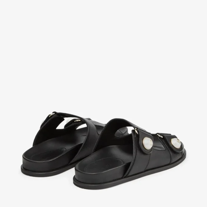 Fayence-sandal Svarta platta sandaler i läder med pärldekoration Fayence-sandal Svarta platta sandaler i läder med pärldekoration