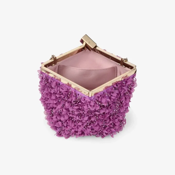 Ganache Violet Orchid satinclutch med broderade blomblad Ganache Violet Orchid satinclutch med broderade blomblad