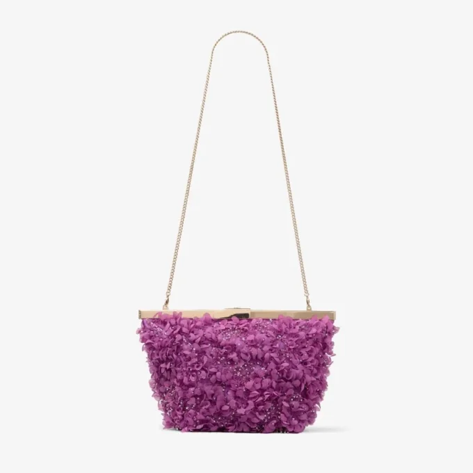 Ganache Violet Orchid satinclutch med broderade blomblad Ganache Violet Orchid satinclutch med broderade blomblad
