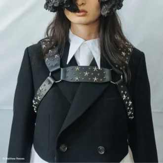 Jimmy Choo Noir Kei Ninomiya All Stars Harness Svart seletyg i slätt kalvskinn med  metalliska stjärndekorationer