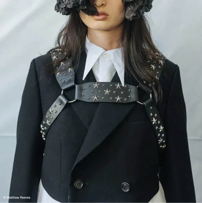 Jimmy Choo Noir Kei Ninomiya All Stars Harness Svart seletyg i slätt kalvskinn med  metalliska stjärndekorationer
